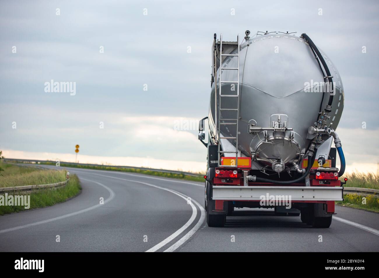 Rimorchio con serbatoio per veicoli lunghi su strada locale. Foto Stock