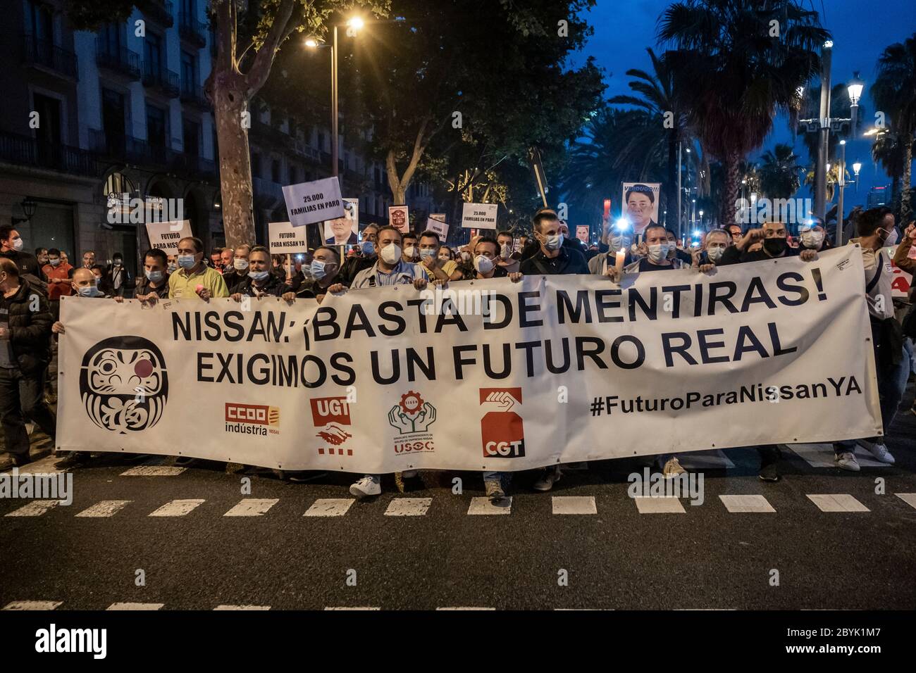 I lavoratori della Nissan sono visti mostrare un banner durante la protesta.i lavoratori della casa automobilistica giapponese hanno effettuato una marcia notturna a Barcellona per visualizzare gli oltre 20,000 posti di lavoro a rischio causati dalla chiusura dello stabilimento di produzione nella zona Franca (Barcellona). Foto Stock