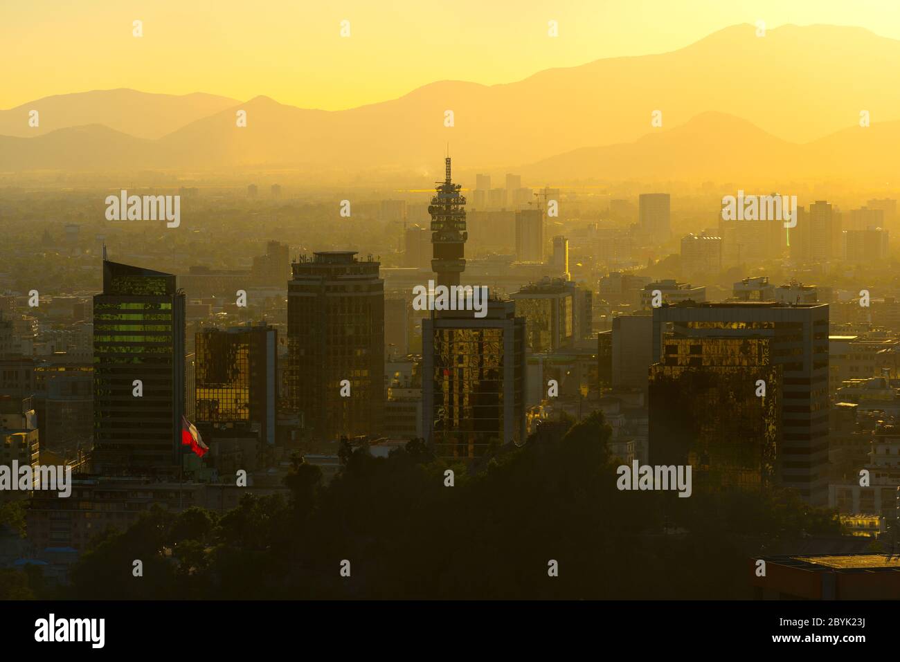 Skyline della città del centro storico e del centro civico di Santiago del Cile. Foto Stock