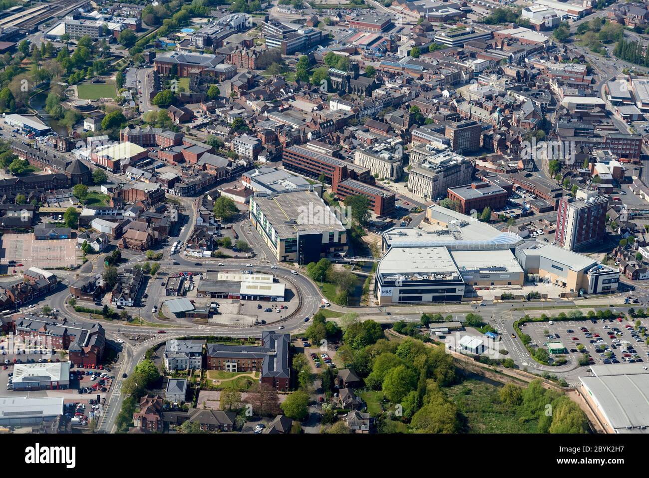 Una vista aerea del centro commerciale Stafford, Staffordshire, Inghilterra, parcheggi vuoti sotto Coronavirus Lockdown Foto Stock