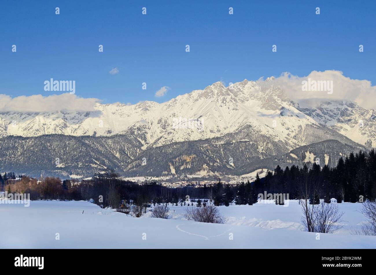 Austria, parte delle Alpi austriache, Steinernes Meer Mountains, cresta di montagna che costituisce il confine tra Salzburg Co. E Baviera in Germania Foto Stock