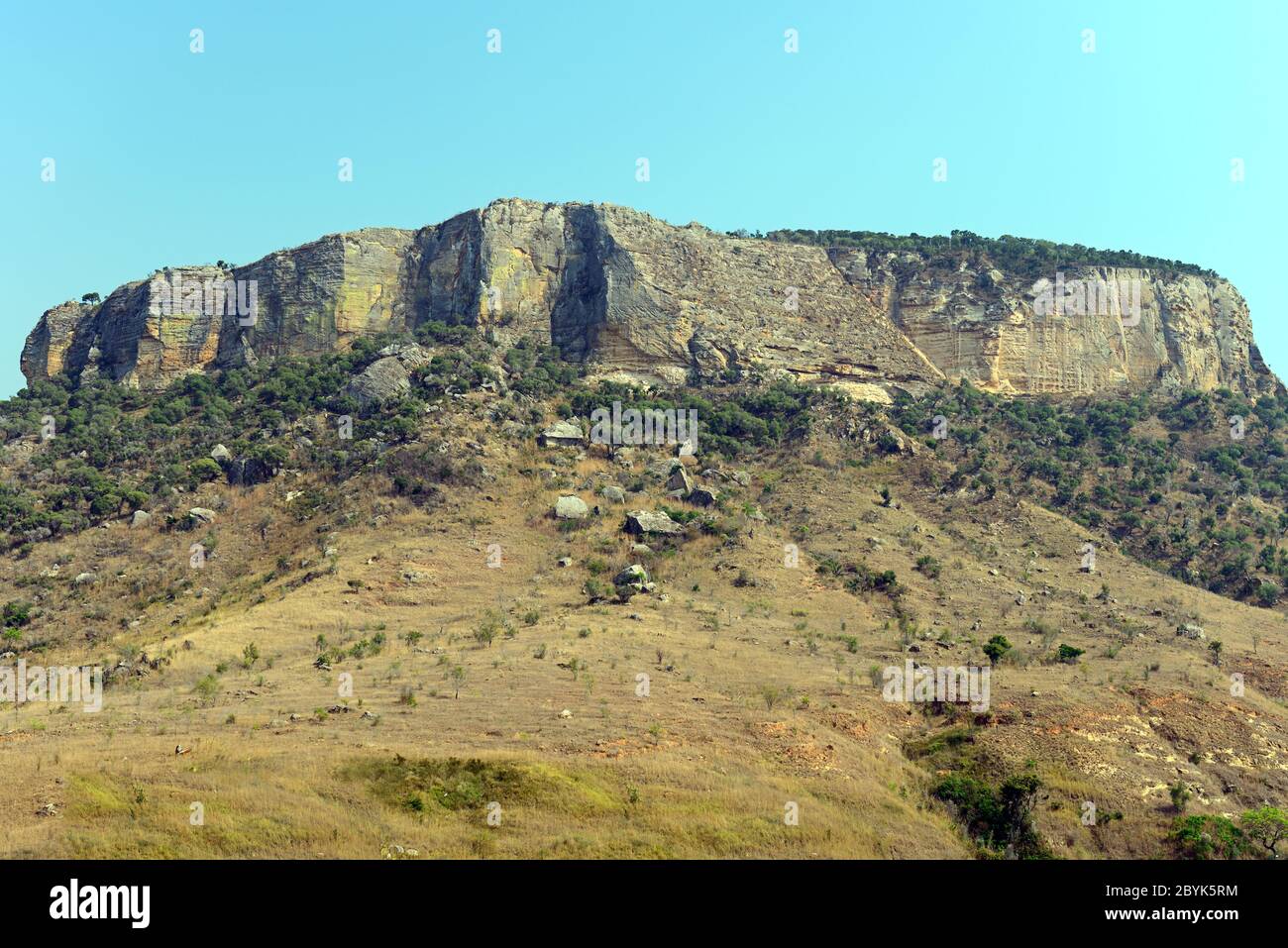 Il Parco Nazionale di Isalo si trova nella regione di Ihorombe, Madagascar. Ha un suggestivo paesaggio di arenaria con affioramenti rocciosi, altipiani e profondi canyon. Foto Stock