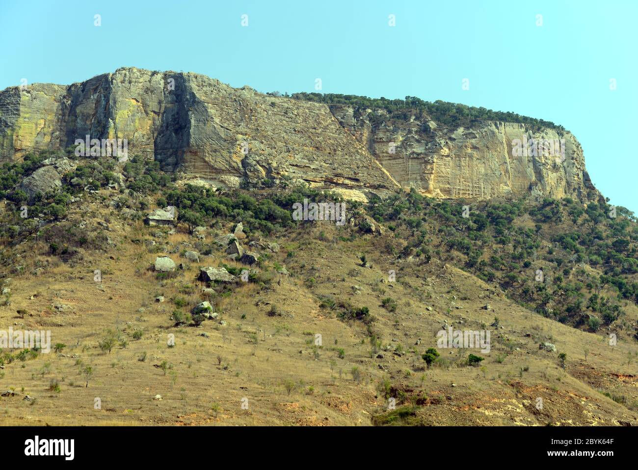 Il Parco Nazionale di Isalo si trova nella regione di Ihorombe, Madagascar. Ha un suggestivo paesaggio di arenaria con affioramenti rocciosi, altipiani e profondi canyon. Foto Stock