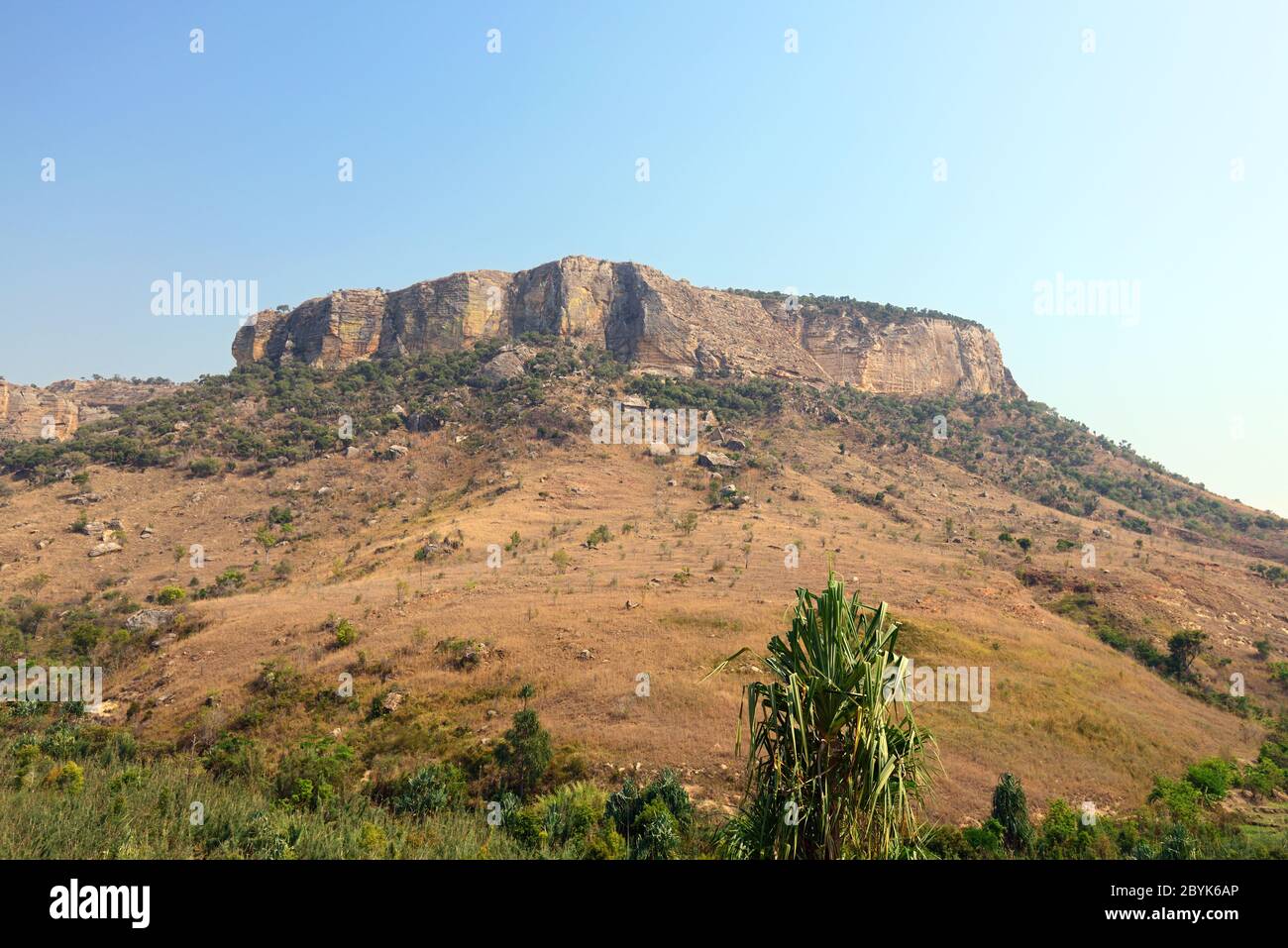 Il Parco Nazionale di Isalo si trova nella regione di Ihorombe, Madagascar. Ha un suggestivo paesaggio di arenaria con affioramenti rocciosi, altipiani e profondi canyon. Foto Stock