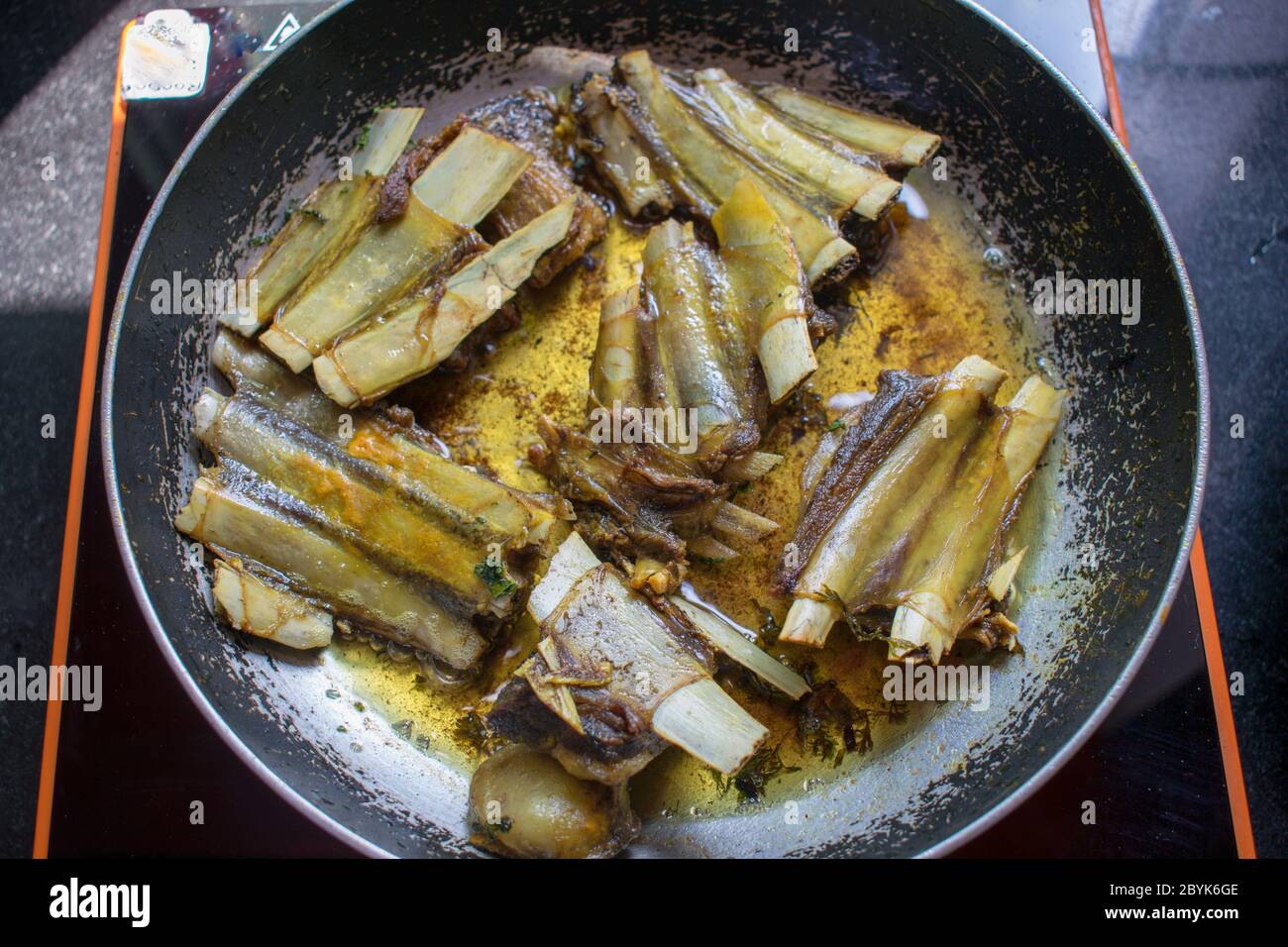 Cucina carne a casa. Tabak maaz è un famoso piatto kashmiri fatto le mie costolette di agnelli e cotto in ghee. Foto Stock