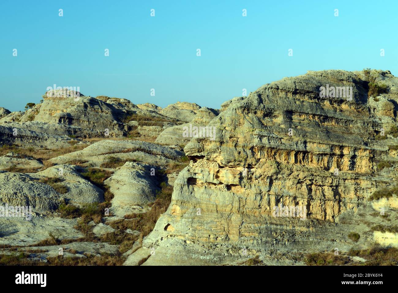 Il Parco Nazionale di Isalo si trova nella regione di Ihorombe, Madagascar. Ha un suggestivo paesaggio di arenaria con affioramenti rocciosi, altipiani e profondi canyon. Foto Stock