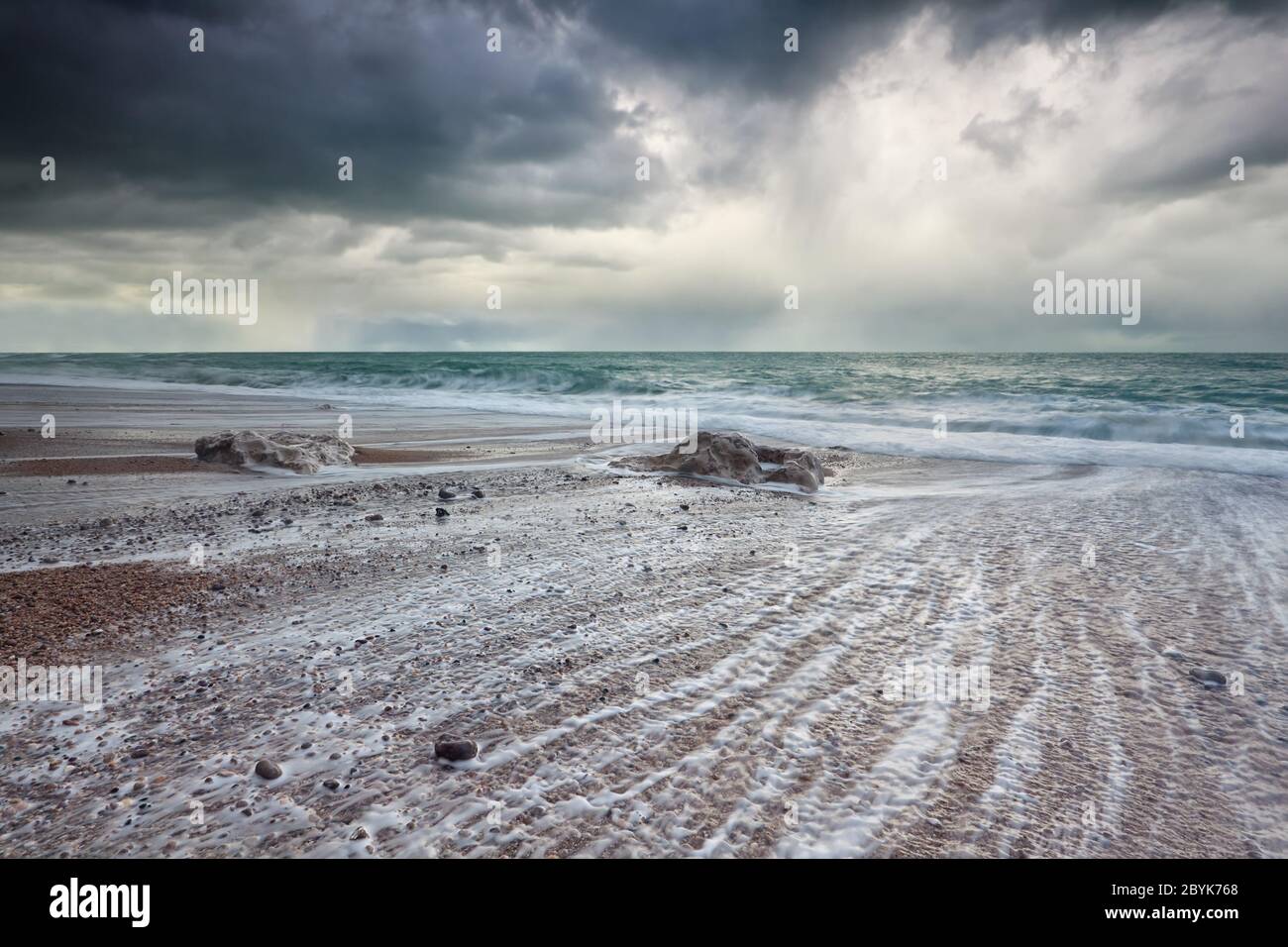 Cielo scuro tempestoso sulla spiaggia dell'oceano Atlantico Foto Stock