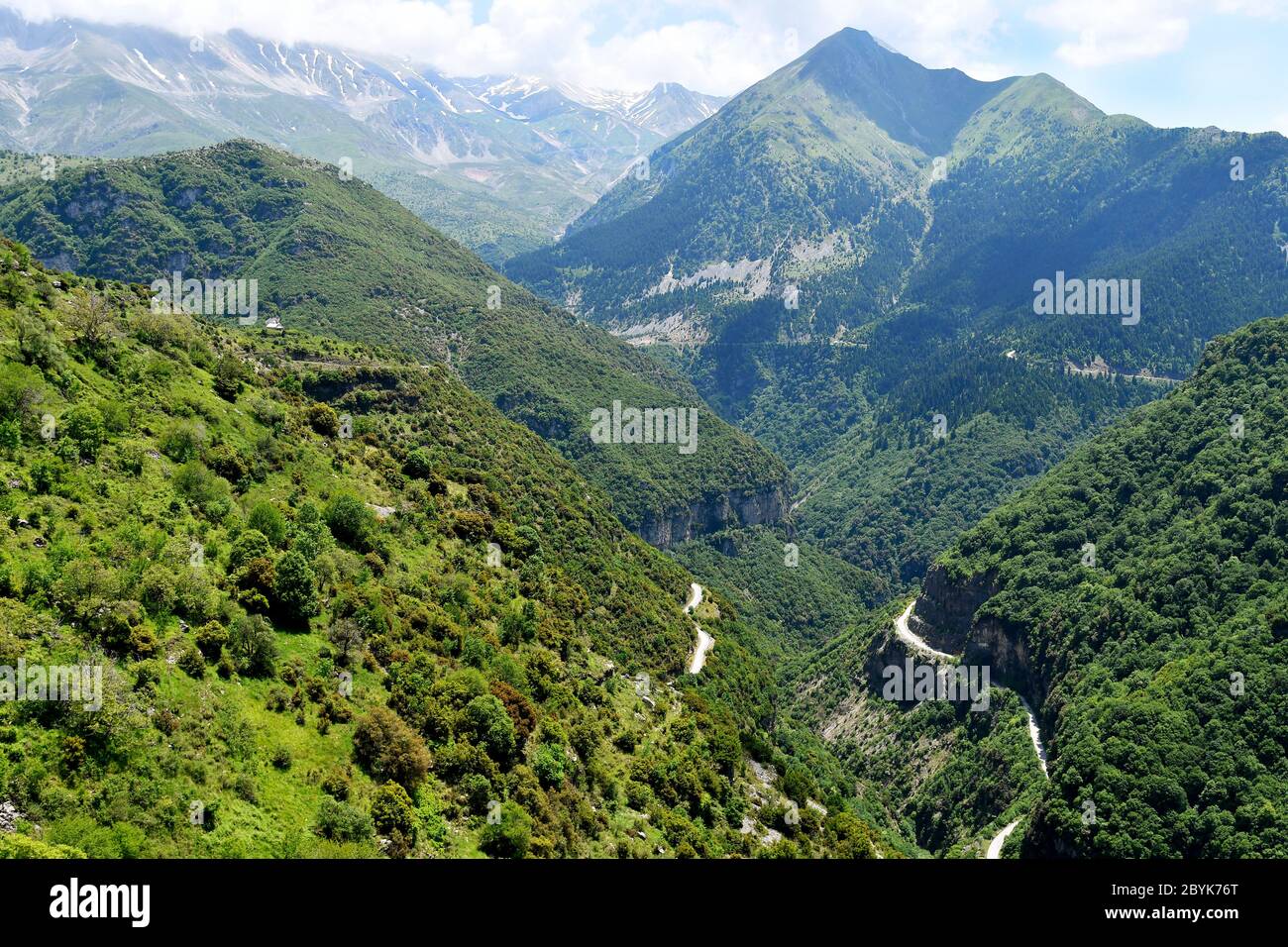 Grecia, Epiro, paesaggio e tortuosa mountai strada nel parco nazionale di Tzoumerka Foto Stock