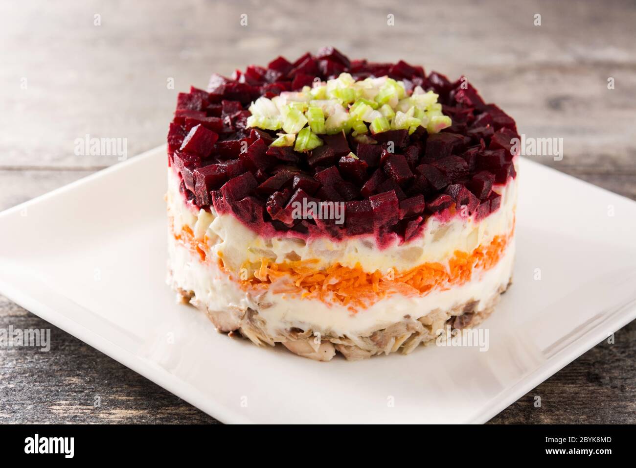 Insalata tradizionale russa di aringhe con barbabietole e carote su tavolo di legno Foto Stock