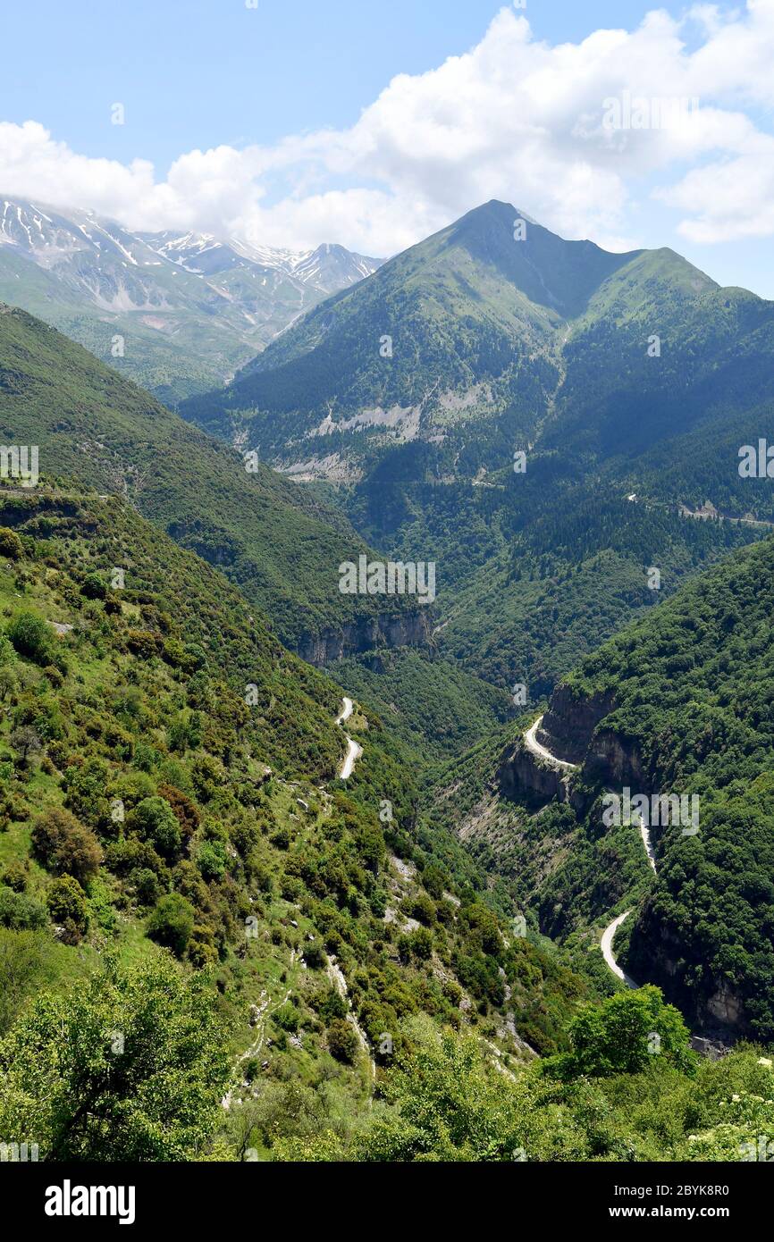 Grecia, Epiro, tortuosa strada di montagna lungo il canyon Voidomatis nel parco nazionale di Tzoumerka, Peristeri, Arachtos e valle di Acheloos Foto Stock