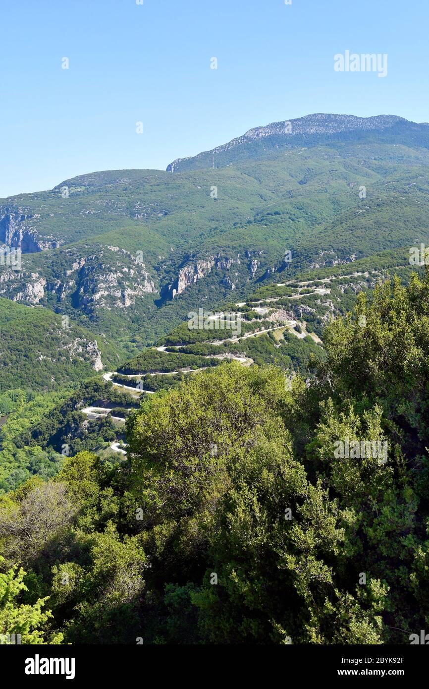 Grecia, Epiro, tortuosa strada di montagna per il villaggio di Papingo nel parco nazionale Vikos-Aoos Foto Stock