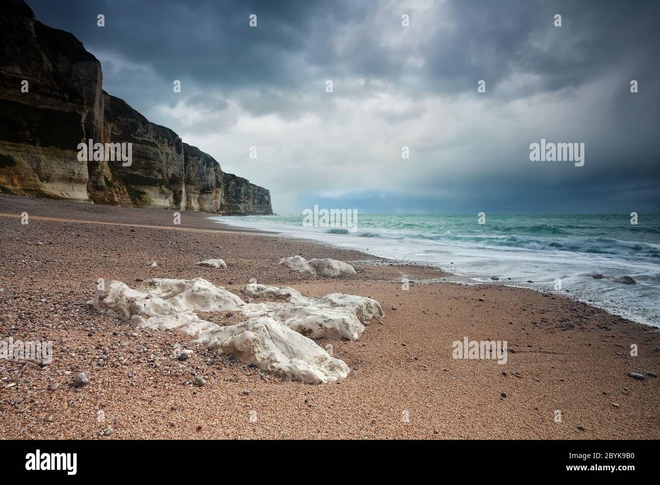 Spiaggia e scogliere dell'oceano Atlantico Foto Stock