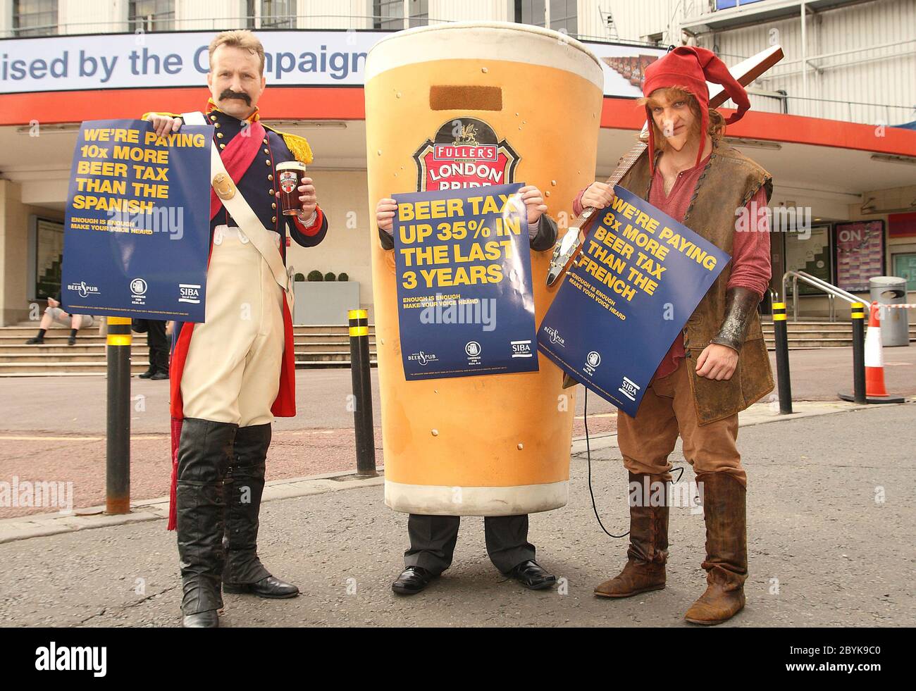 Il più grande festival della birra della Gran Bretagna di 5 giorni organizzato dalla Campaign for Real Ale (CAMRA) parte all'Earls Court di Londra con oltre 1000 birre diverse in mostra. Foto Stock