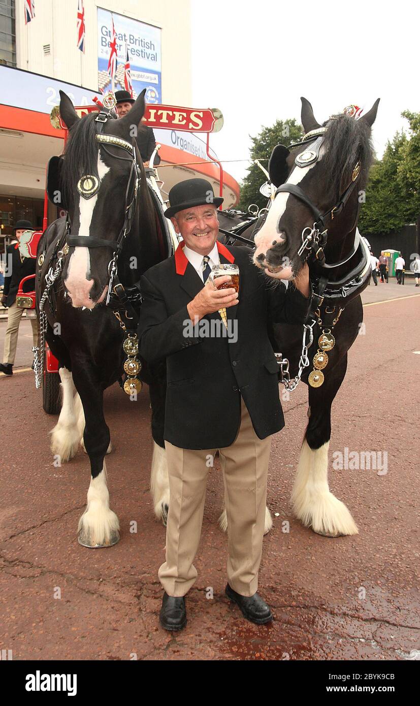 Il più grande festival della birra della Gran Bretagna di 5 giorni organizzato dalla Campaign for Real Ale (CAMRA) parte all'Earls Court di Londra con oltre 1000 birre diverse in mostra. Foto Stock