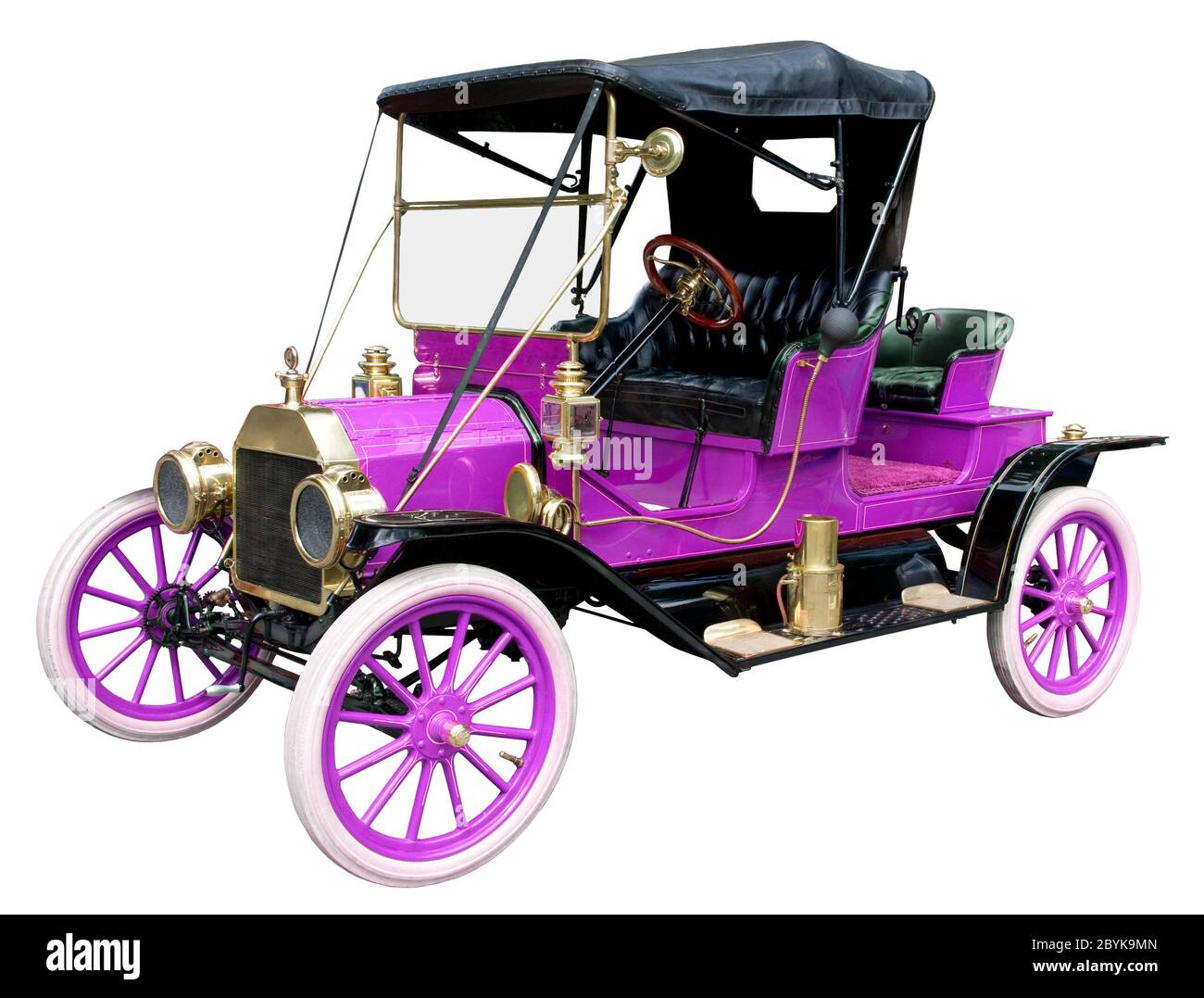 Auto d'epoca viola contro il bianco Foto Stock