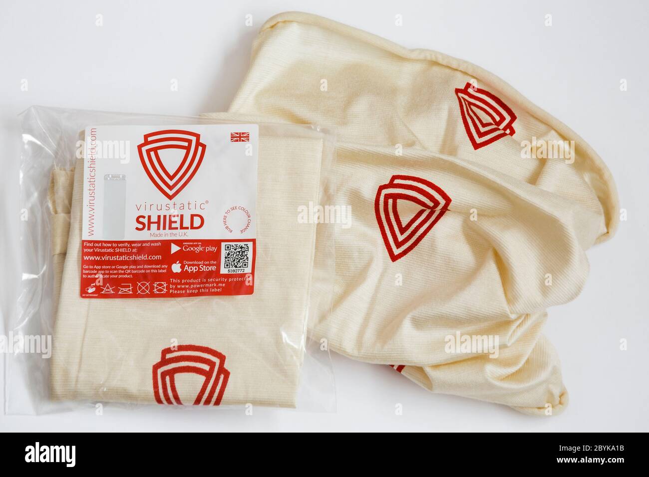 Virustatic Shield maschera di copertura facciale snood per la protezione contro i nuovi virus Covid 19 e corona con codice QR su pacchetto per l'autenticazione UK Gran Bretagna Foto Stock