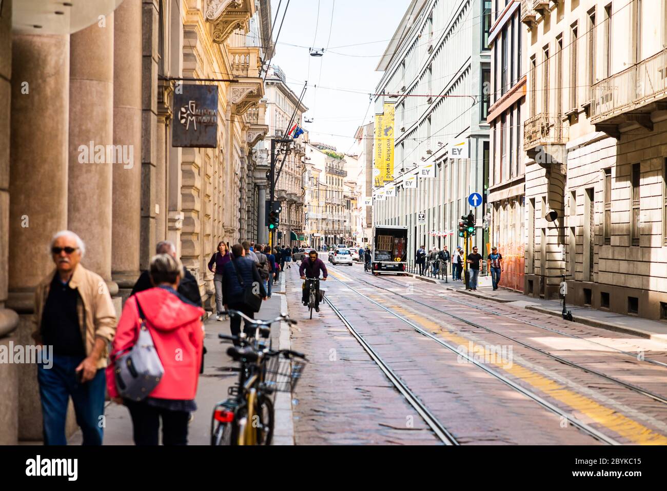 Milano. Italia - 21 maggio 2019: Via Meravigli a Milano con turisti. Giorno di sole. Vita in città. Foto Stock