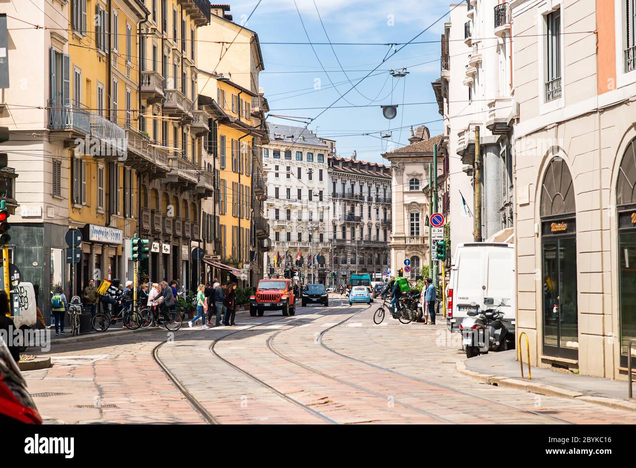 Milano. Italia - 21 maggio 2019: Via Meravigli e via Magenta a Milano con turisti. Giorno di sole. Foto Stock