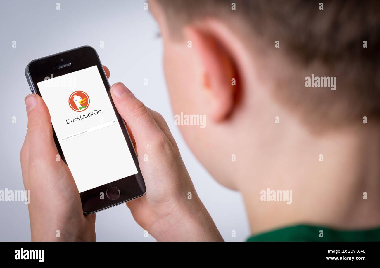 Un adolescente che usa DuckDuckGo, un browser web privato Foto Stock