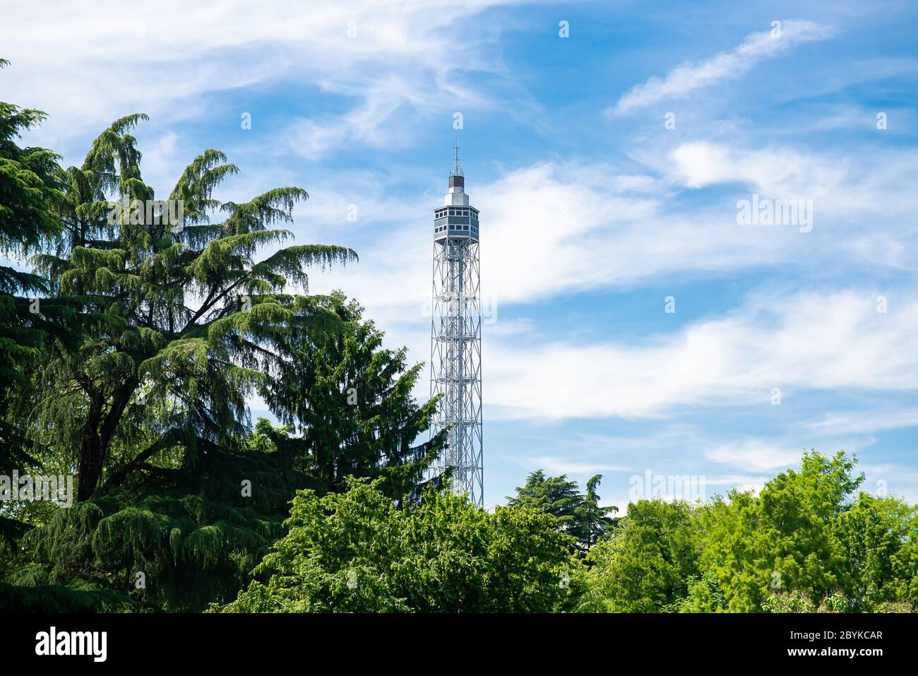 Milano. Italia - 21 maggio 2019: Torre Branca (Torre Branca). Torre panoramica situata nel Parco Sempione (Parco Sempione) di Milano. Foto Stock