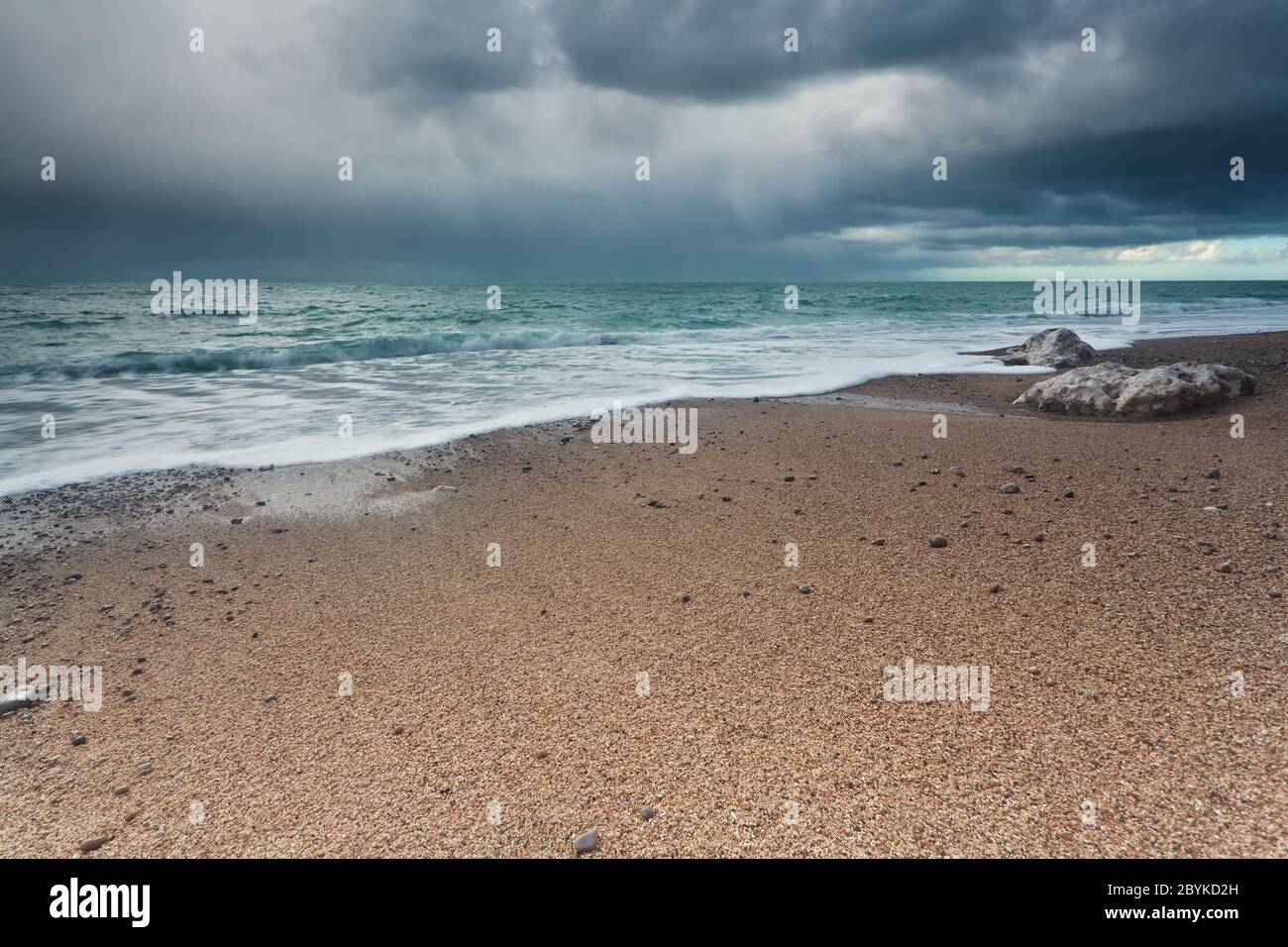 Cielo tempestoso sulla spiaggia di roccia nell'oceano Atlantico Foto Stock