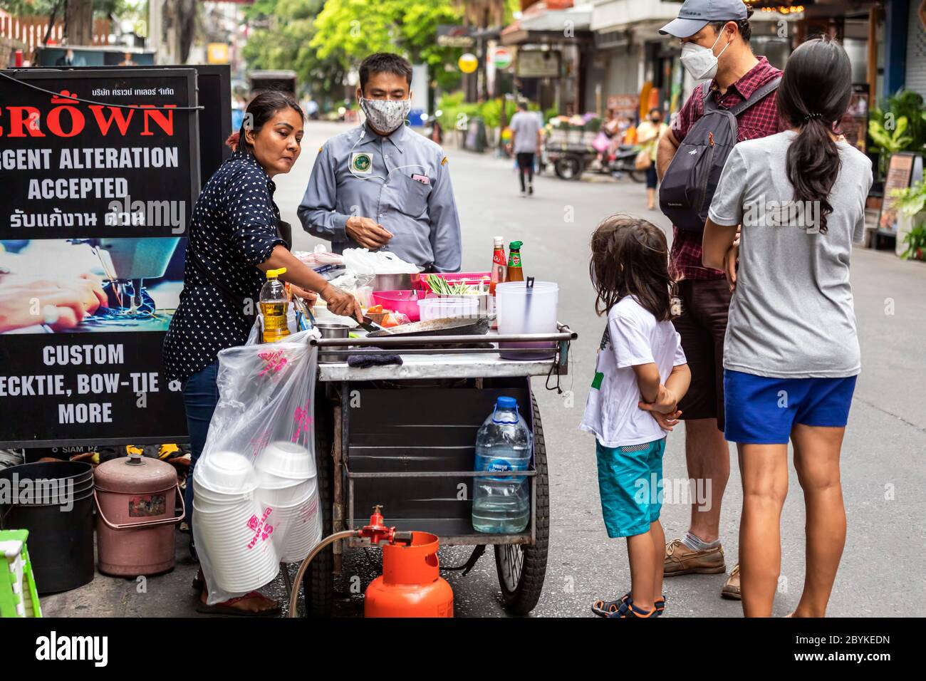 Venditore di strada con cibo da asporto durante la pandemia di Covid, Bangkok, Thailandia Foto Stock