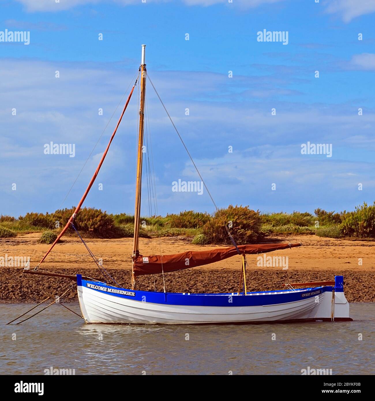 Crabbing Boat sulle maree ormeggiano sul torrente a Burnham-Overy-Staithe sulla costa di Norfolk, Inghilterra, Regno Unito Foto Stock