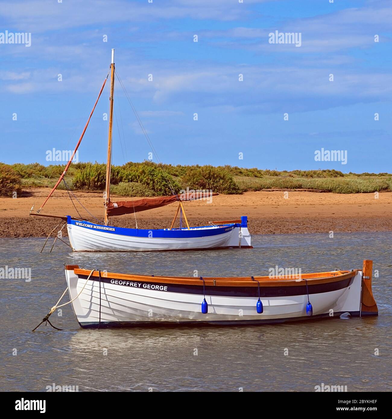 Battelli da granchio su ormeggi mareali sul torrente a Burnham-Overy-Staithe sulla costa di Norfolk, Inghilterra, Regno Unito Foto Stock