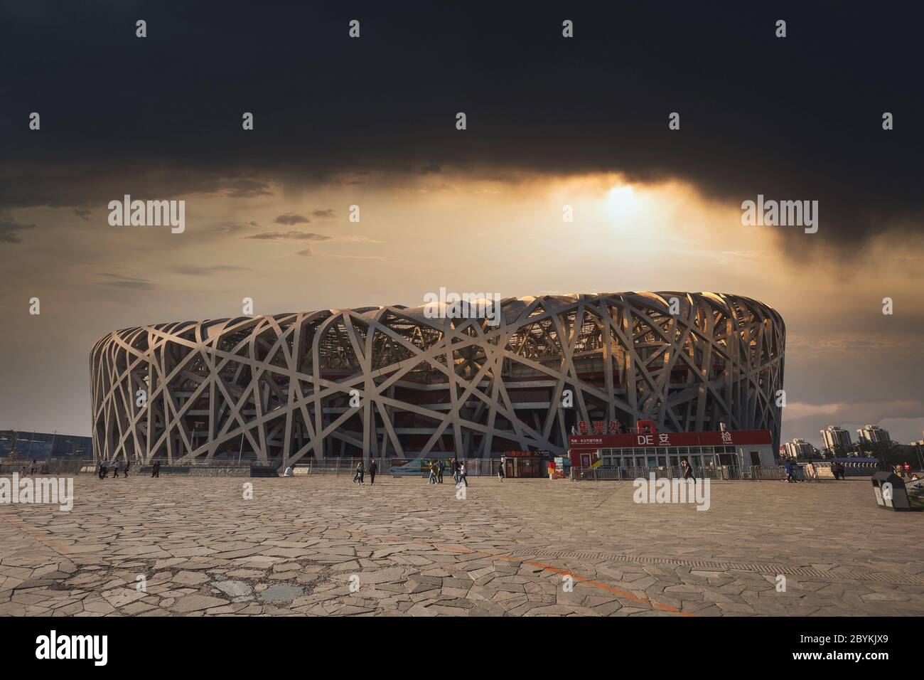 Pechino, quartiere di Chaoyang : lo Stadio Bird Nest si trova nel verde Olimpico - un Parco Olimpico a Chaoyang. Foto Stock