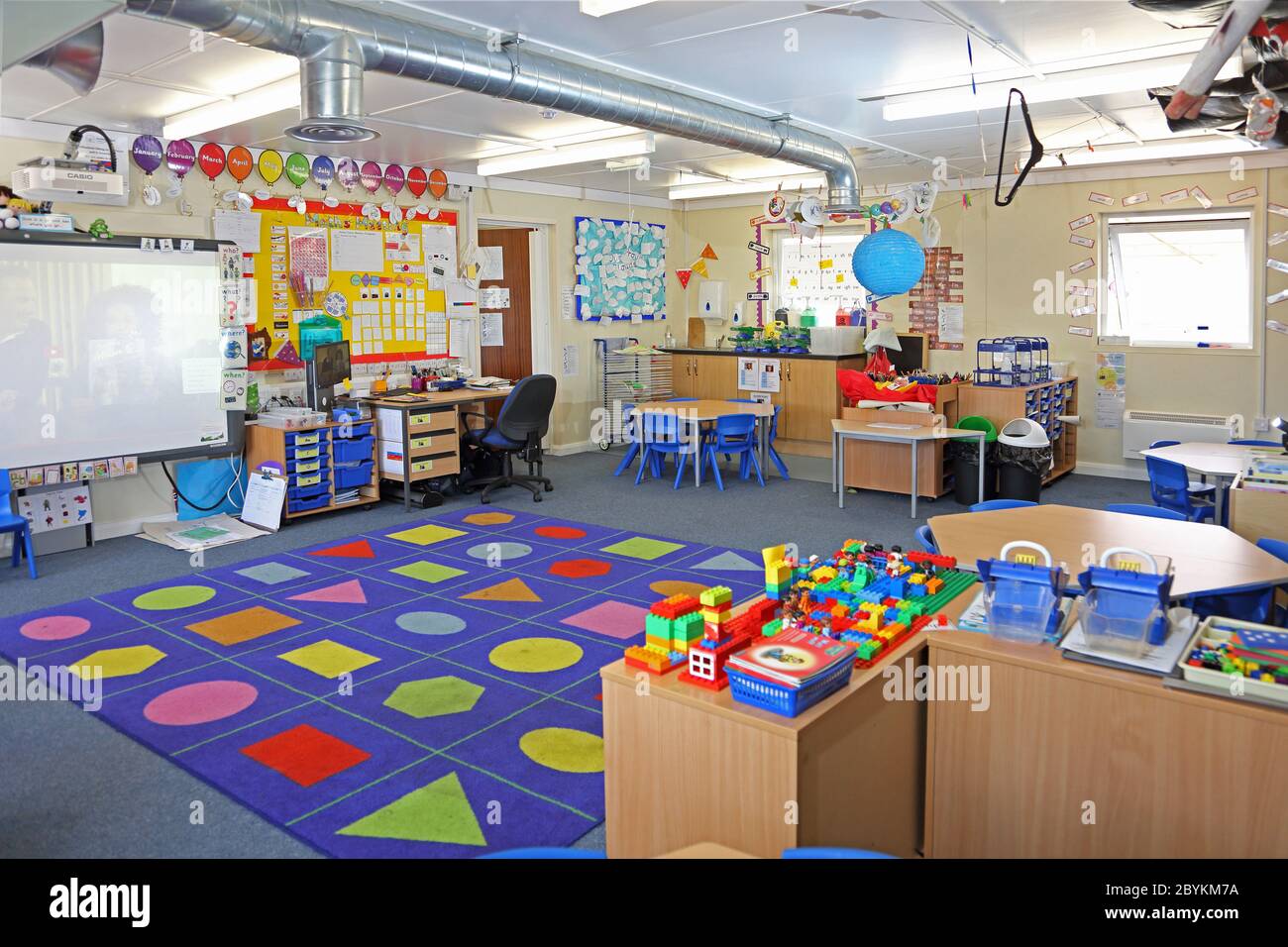 Interno di una classe temporanea eretto nel parco giochi di una scuola junior londinese, Regno Unito. Costruito con unità modulari prodotte fuori sede. Foto Stock