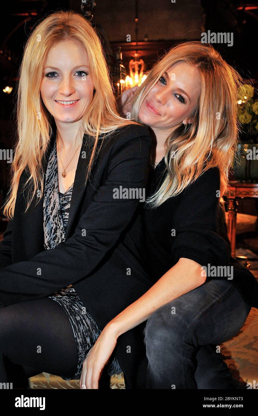Le celebrità Sienna e Savannah Miller posano per il loro ritratto al lancio della loro ultima collezione di moda etichetta: Twenty8Twelve. Londra, F. Foto Stock
