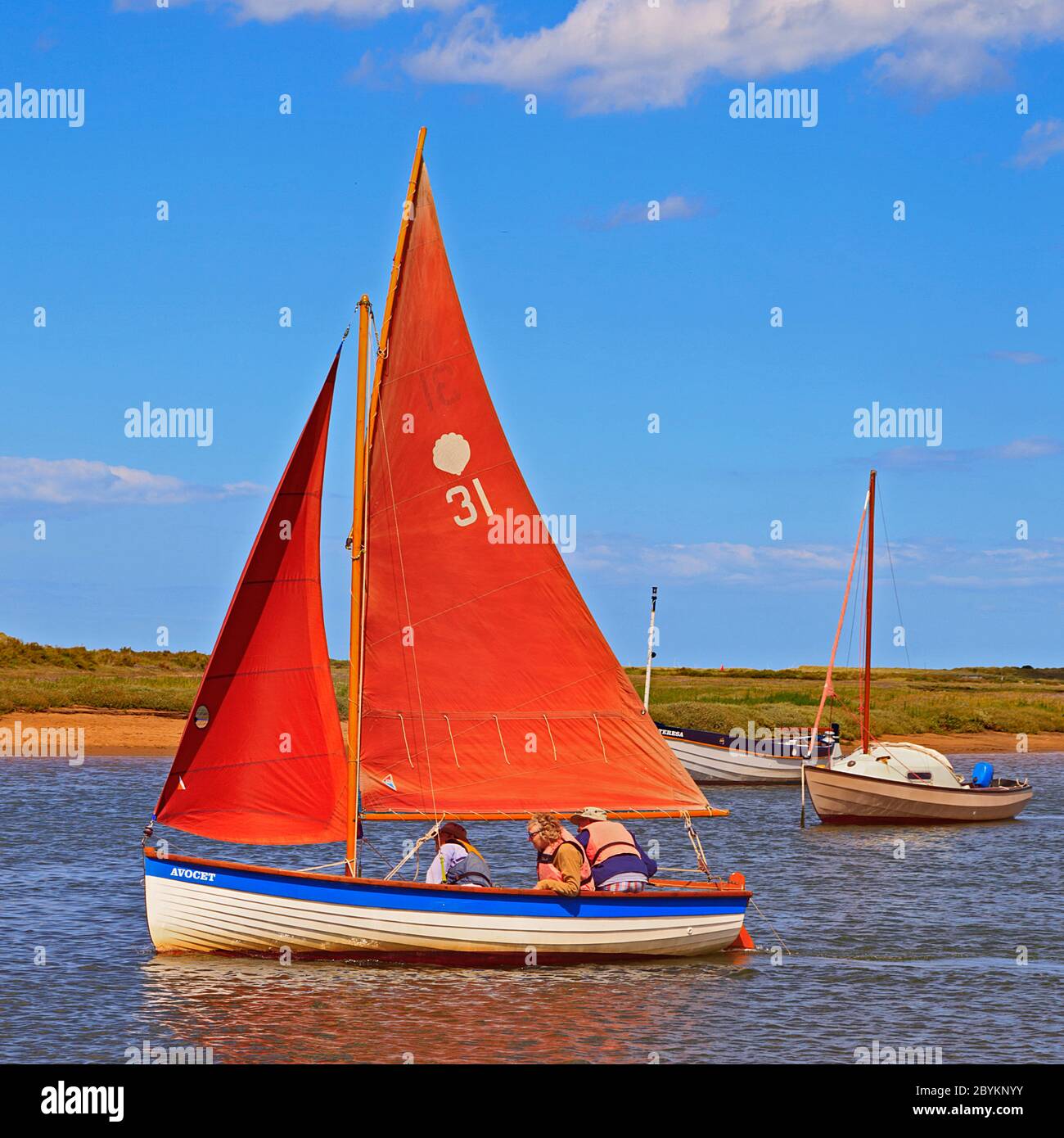 Vela sul torrente a Burnham Overy Staithe sulla costa del Norfolk. Inghilterra, Regno Unito Foto Stock