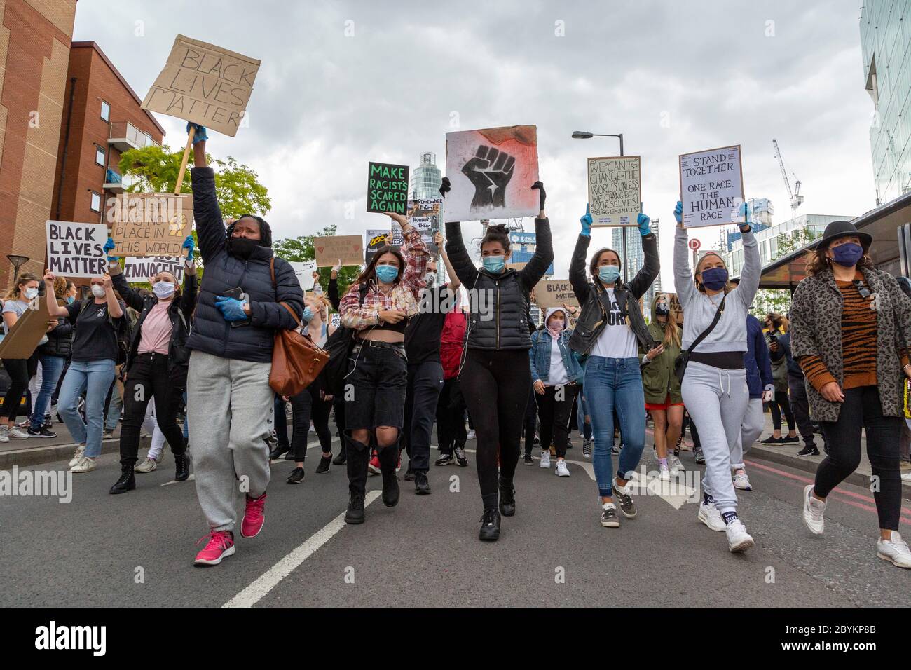 I manifestanti marciano verso l'ambasciata degli Stati Uniti durante la protesta Black Lives Matters, Nine Elms, Londra, 7 giugno 2020 Foto Stock