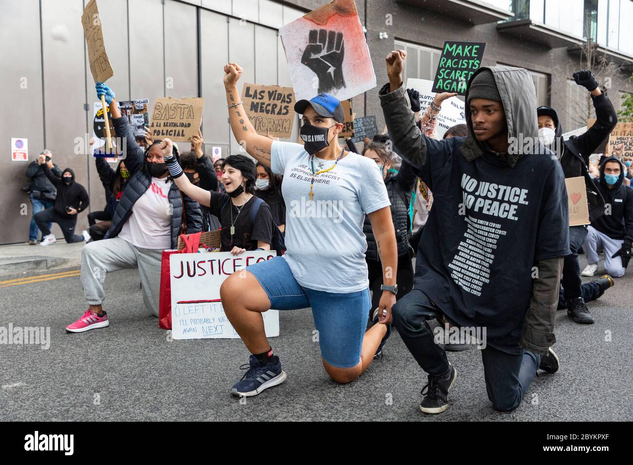 Manifestanti che si sono ginocchia fuori dell'ambasciata degli Stati Uniti durante una protesta Black Lives Matters, Nine Elms, Londra, 7 giugno 2020 Foto Stock