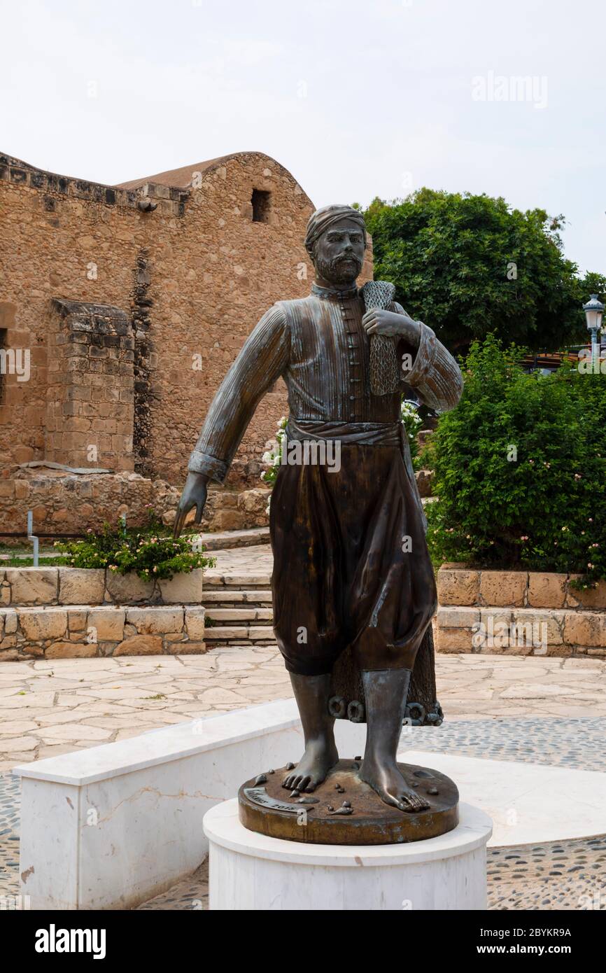 Statua di bronzo di un pescatore cipriota in abito tradizionale, Ayia Napa Monastero Cipro ottobre 2018 Foto Stock