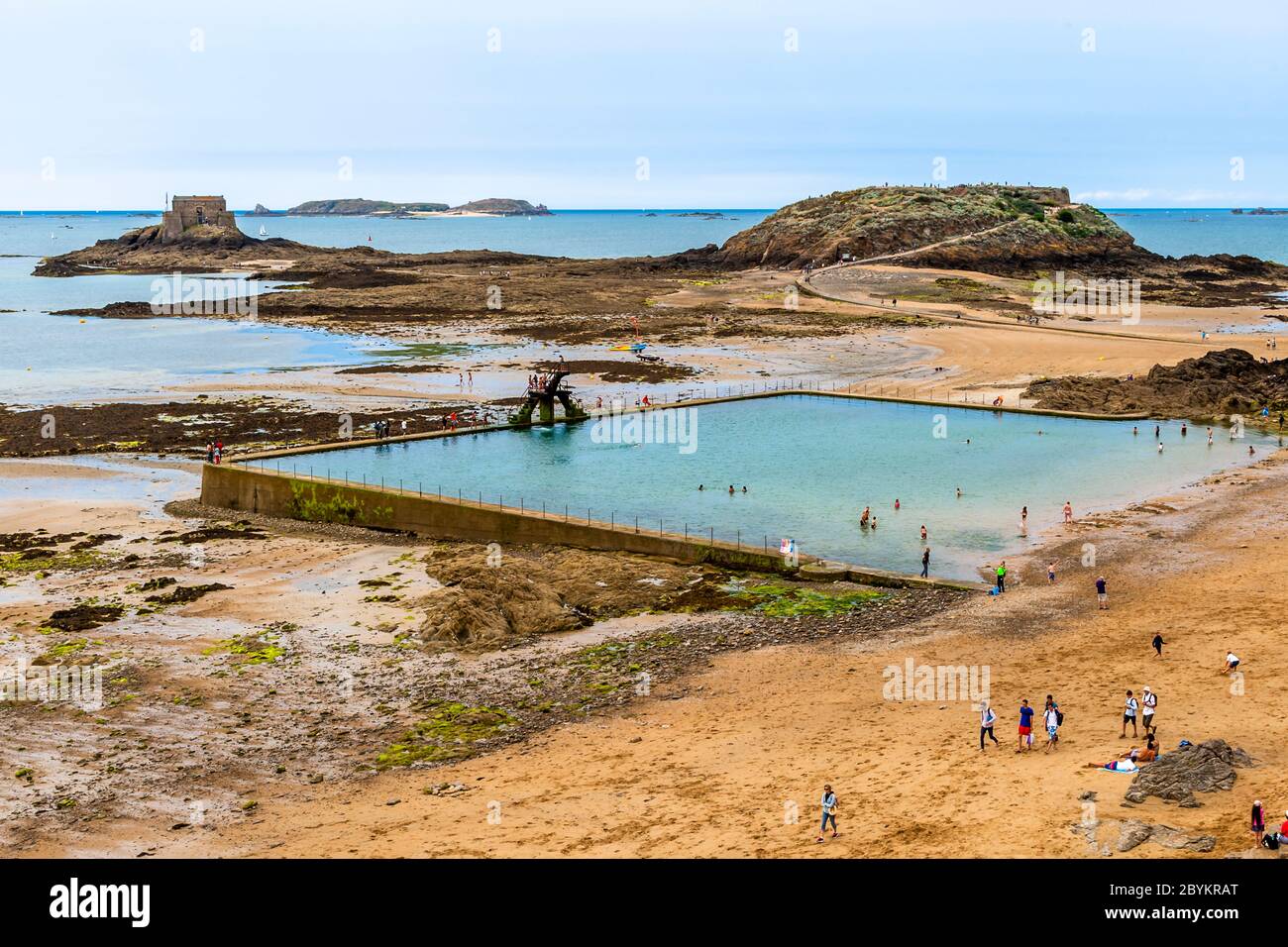 Piscina sulla spiaggia di Saint-Malo, Francia Foto Stock