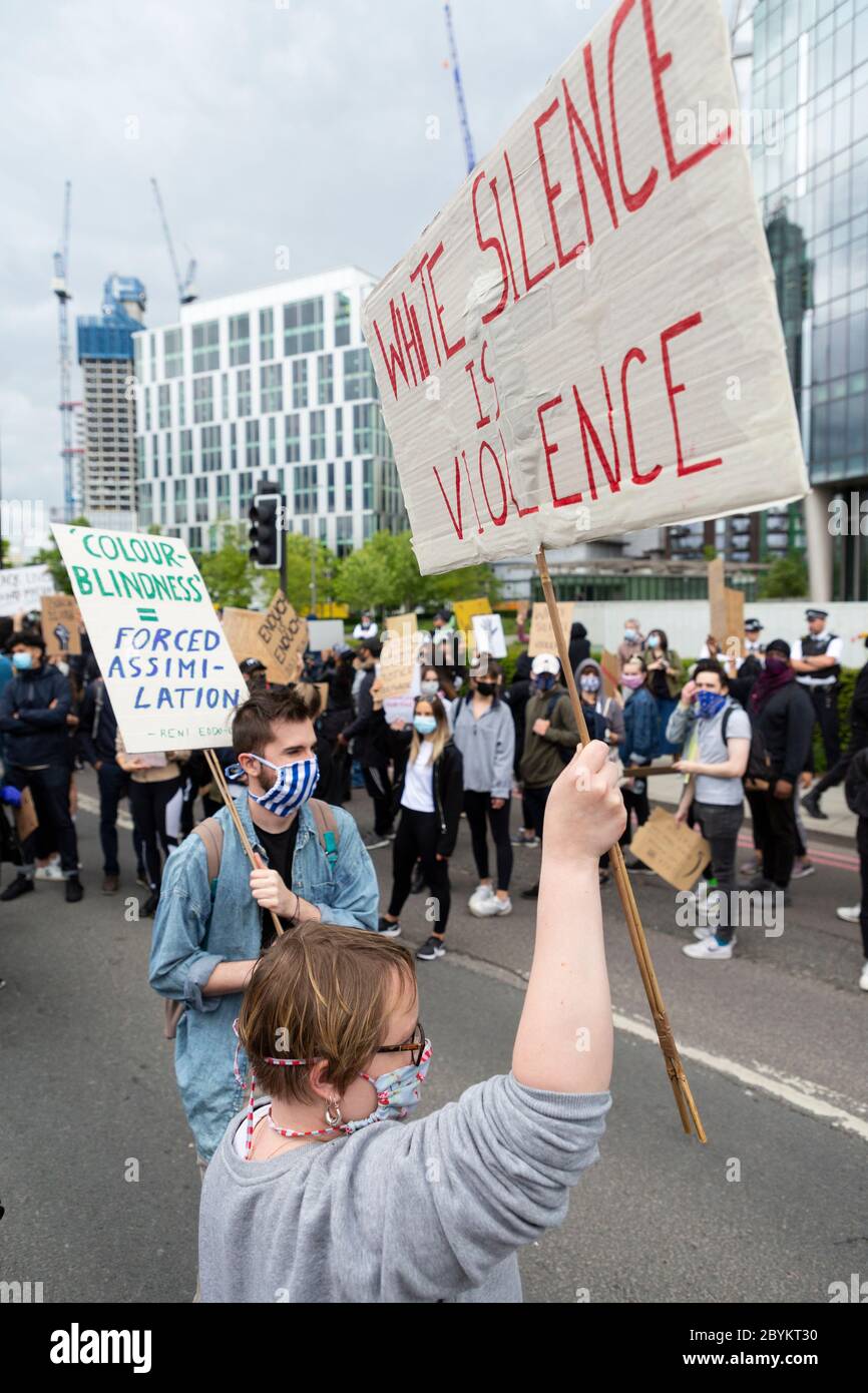 Due manifestanti bianchi tengono i cartelli fuori dall’ambasciata statunitense durante una protesta contro Black Lives Matters, Nine Elms, Londra, 7 giugno 2020 Foto Stock