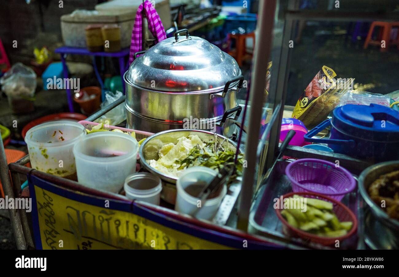 BANGKOK - THAILANDIA - 11 NOVEMBRE 2019 Thai Street food, il mercato in Thailandia è pieno di cibo. E venderà sulla strada. Notte a Bangkok Foto Stock