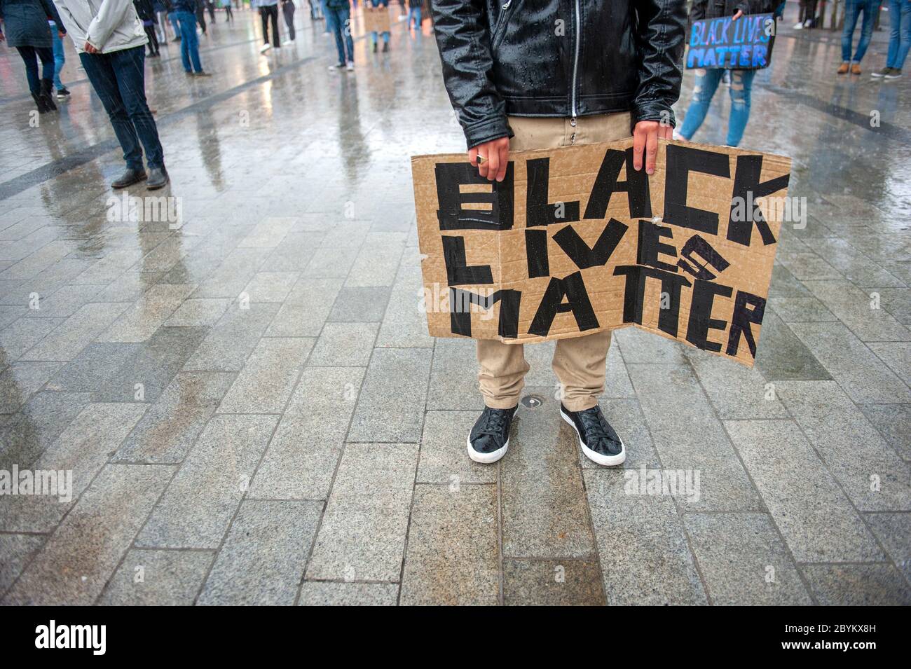 I manifestanti stanno manifestando sotto la pioggia battente nel centro di Enschede per protestare contro l'uccisione di George Floyd e il razzismo negli Stati Uniti. Foto Stock