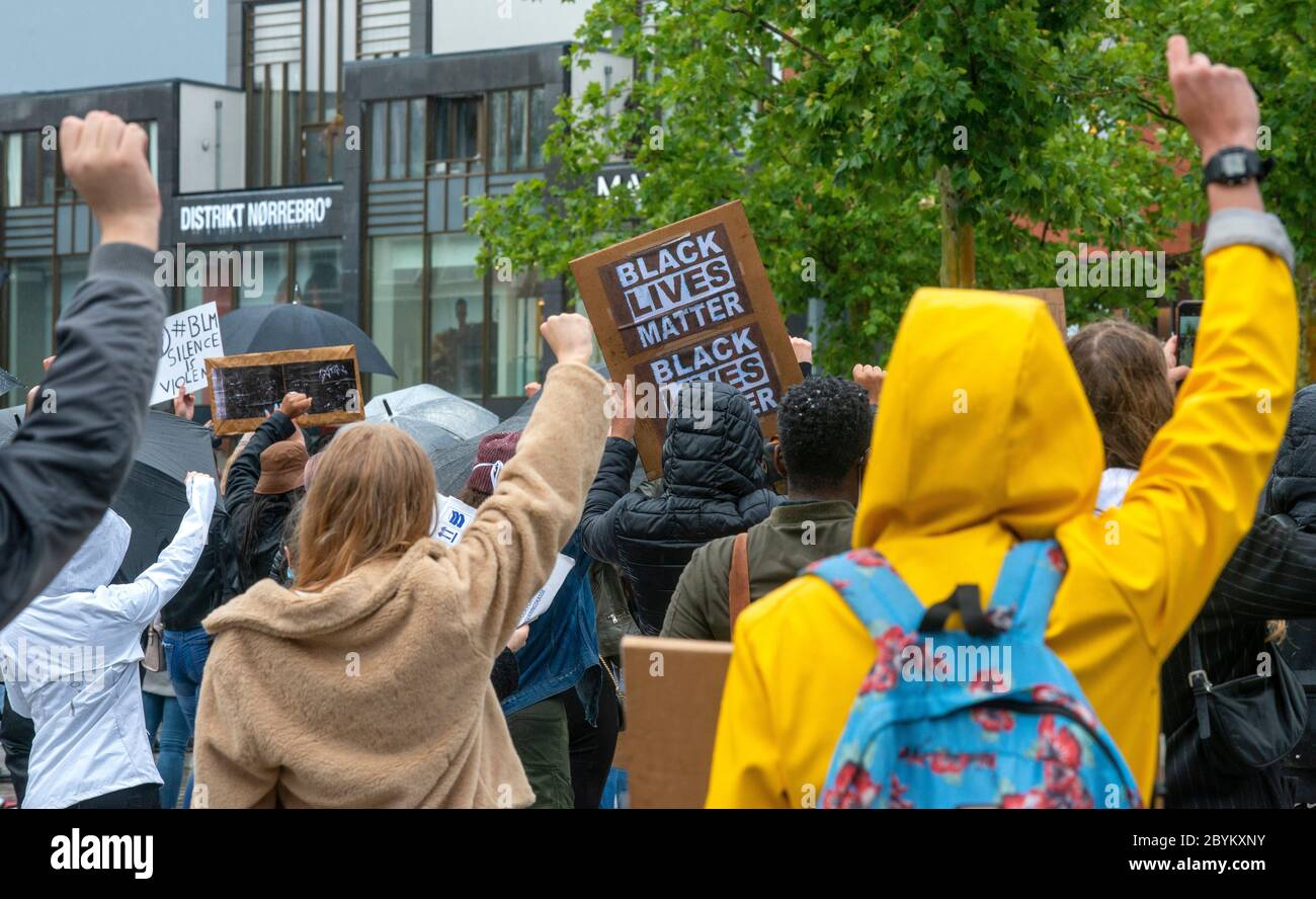 I manifestanti stanno manifestando sotto la pioggia battente nel centro di Enschede per protestare contro l'uccisione di George Floyd e il razzismo negli Stati Uniti. Foto Stock