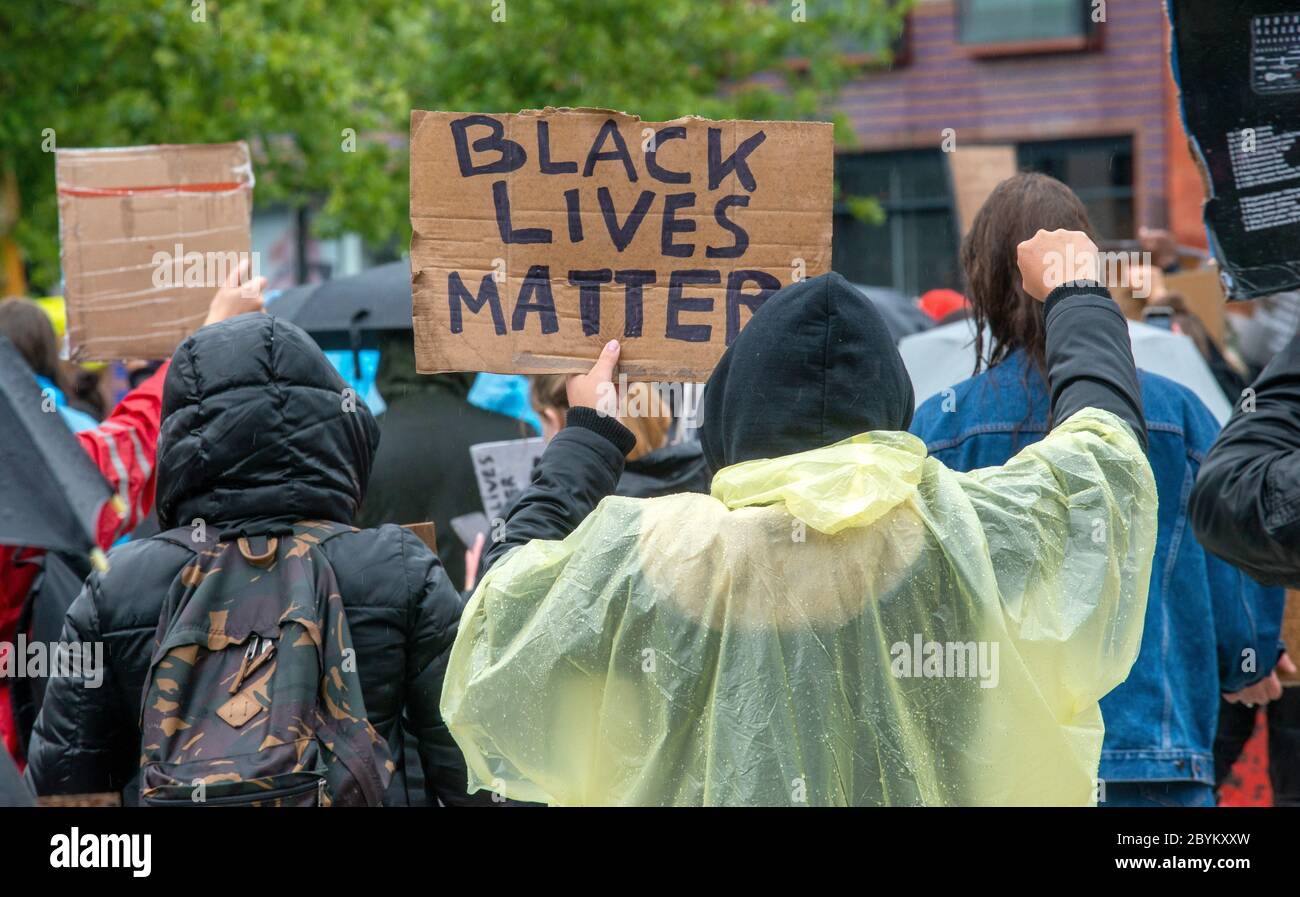I manifestanti stanno manifestando sotto la pioggia battente nel centro di Enschede per protestare contro l'uccisione di George Floyd e il razzismo negli Stati Uniti. Foto Stock