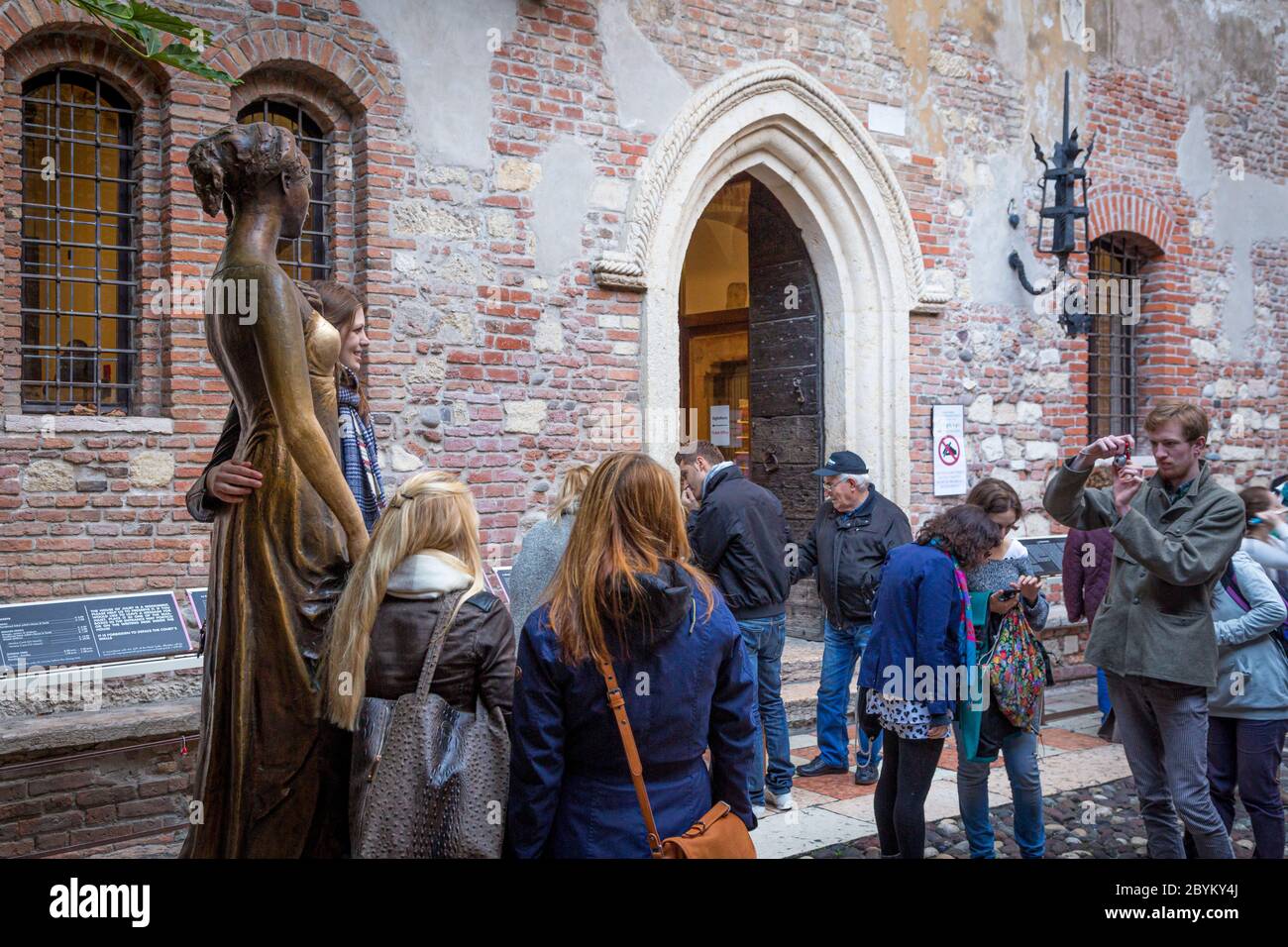 I turisti posano con la statua di Giulieta (di fama Romeo e Giulietta), Cassa Giulieta, Verona, Veneto, Italia Foto Stock
