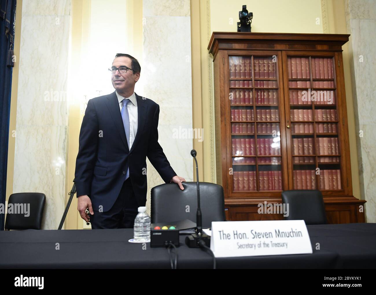 Washington, Stati Uniti. 10 Giugno 2020. Il Segretario del Tesoro degli Stati Uniti Steven Mnuchin arriva per le udienze del Senato Small Business e Entrepreneurship per esaminare l'attuazione del titolo i della CARES Act su Capitol Hill a Washington, DC mercoledì 10 giugno 2020. Foto di Kevin Dietsch/UPI Credit: UPI/Alamy Live News Foto Stock