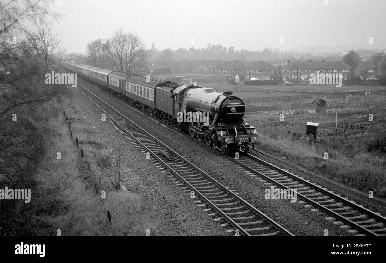 LA locomotiva a vapore DI classe A3 "Flying Scotsman" dirige il treno per escursioni a teatro Swan Express a Warwick, Warwickshire, Inghilterra, Regno Unito. 30 novembre 1986. Foto Stock