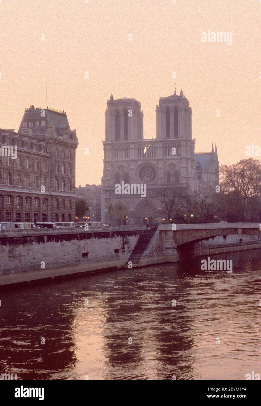 Illustrazione foto d'archivio mattina presto alla Cattedrale di Notre Dame a Parigi circa 1974 un'immagine scansionata Foto Stock