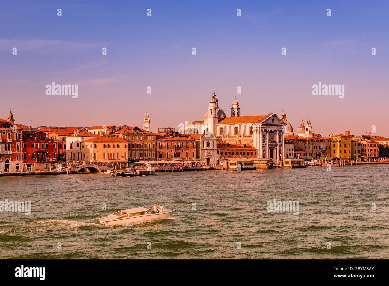 Caldo tramonto rossastro su un incredibile canale Grande Veneziano, Venezia, Italia Foto Stock