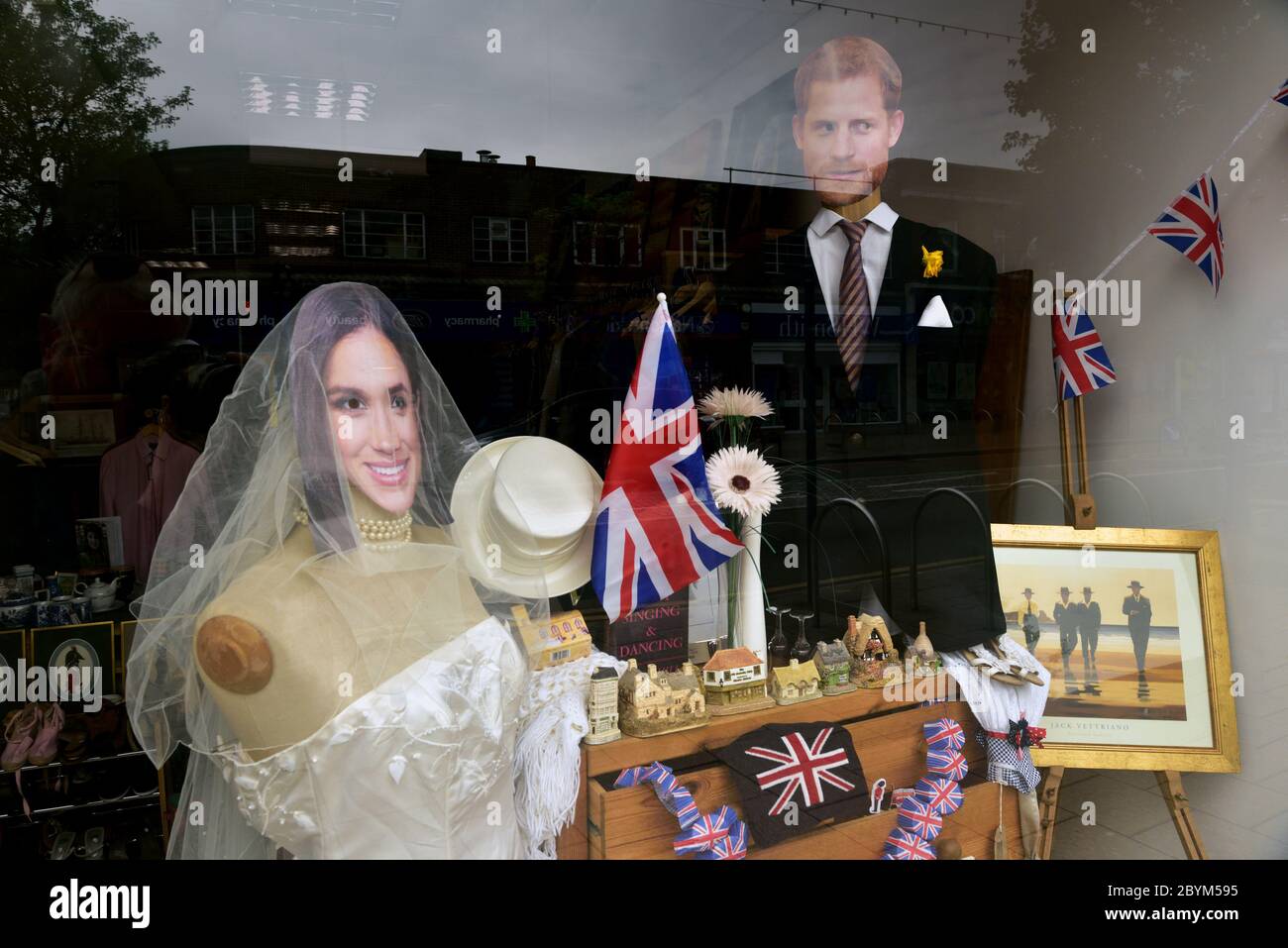 Due schede di dimensioni di vita ritagliate in un negozio di beneficenza che rappresenta Meghan Markle e il principe Harry vestito per il loro giorno di nozze. Foto Stock