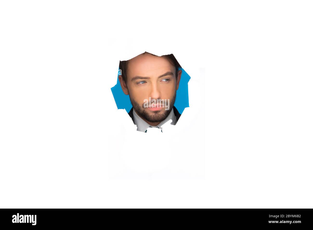 Imprenditore rompere attraverso il libro bianco parete Foto Stock