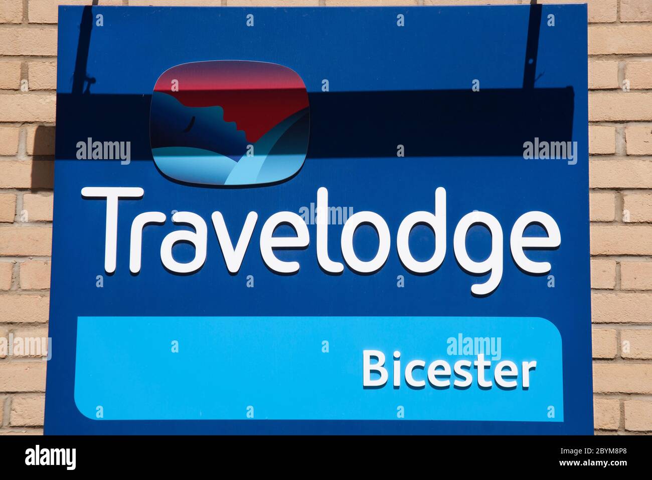 L'insegna Travelodge in Bicester nel Regno Unito Foto Stock