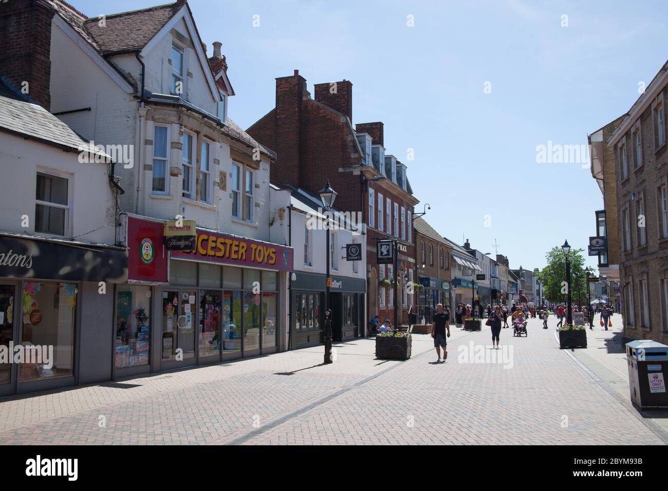 Una vista di Sheep Street nel centro della città di Bicester in Oxfordshire nel Regno Unito Foto Stock